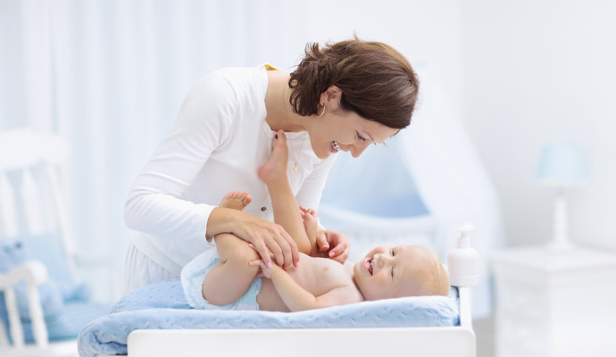 Пеленальный столик - это практичный подарок, который будет использовать каждая мама.