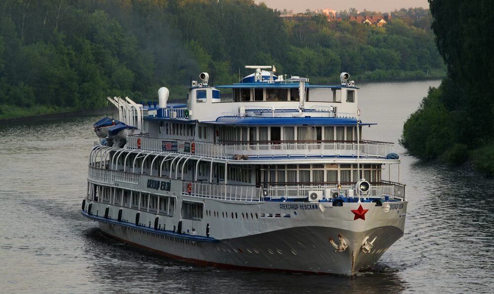 Александр Невский, символ Волгоградского речного влота, в каждом городе на Волге есть свой, в Ростове-на- Дону например  "Юрий Никулин" 