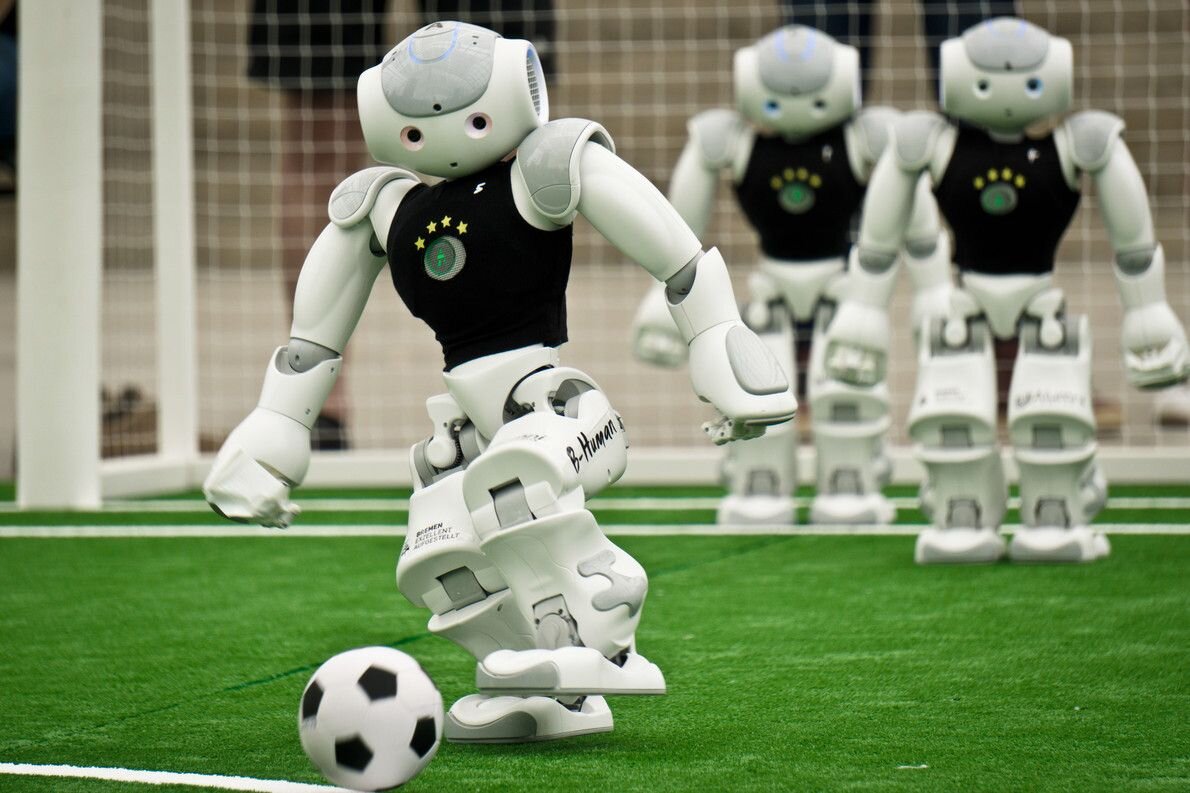 Сколько роботов в команде. Роботы для развлечения. Робот "футболист". Спортивный робот. Соревнования роботов футбол.