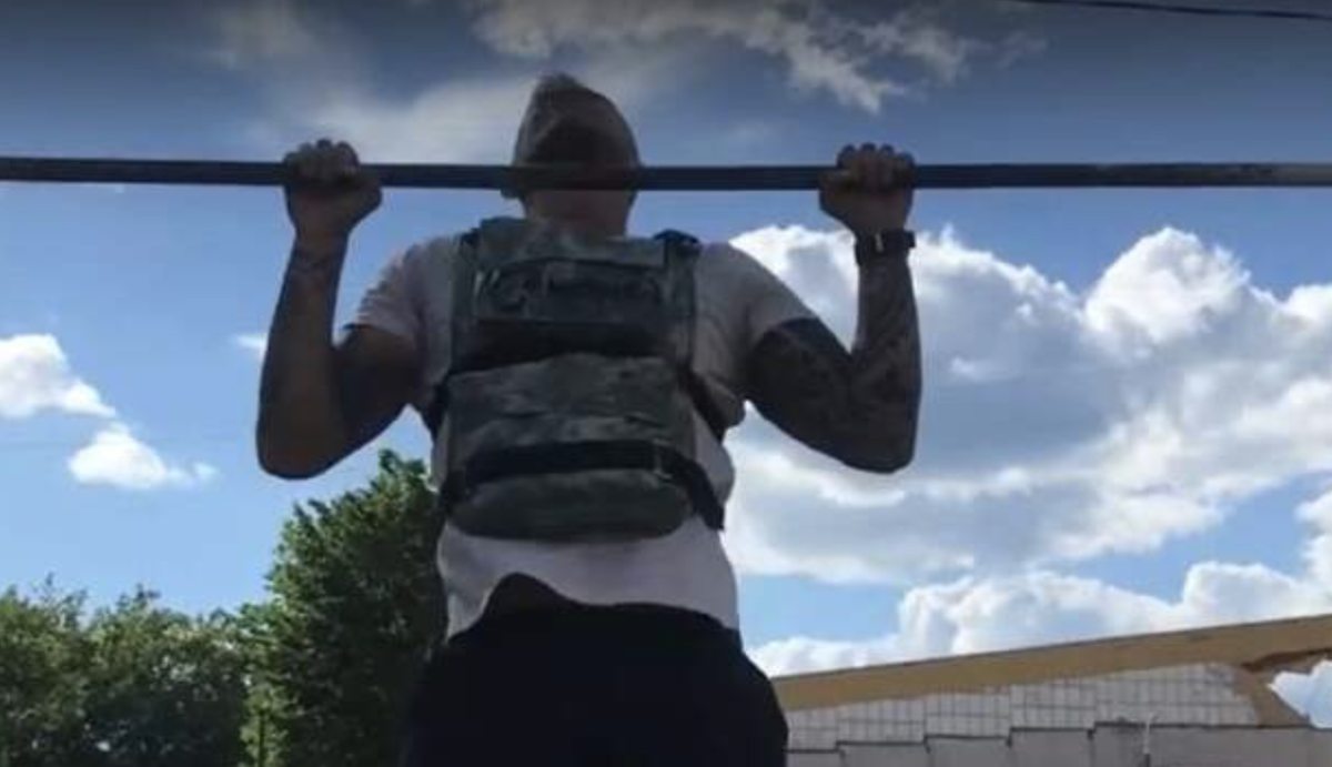Спортсмен сделал 40 выстрелов и попал. Подтягивается в бронике. Бронежилет для подтягиваний. Бронежилет для отжимания. Упражнения с бронежилетом.