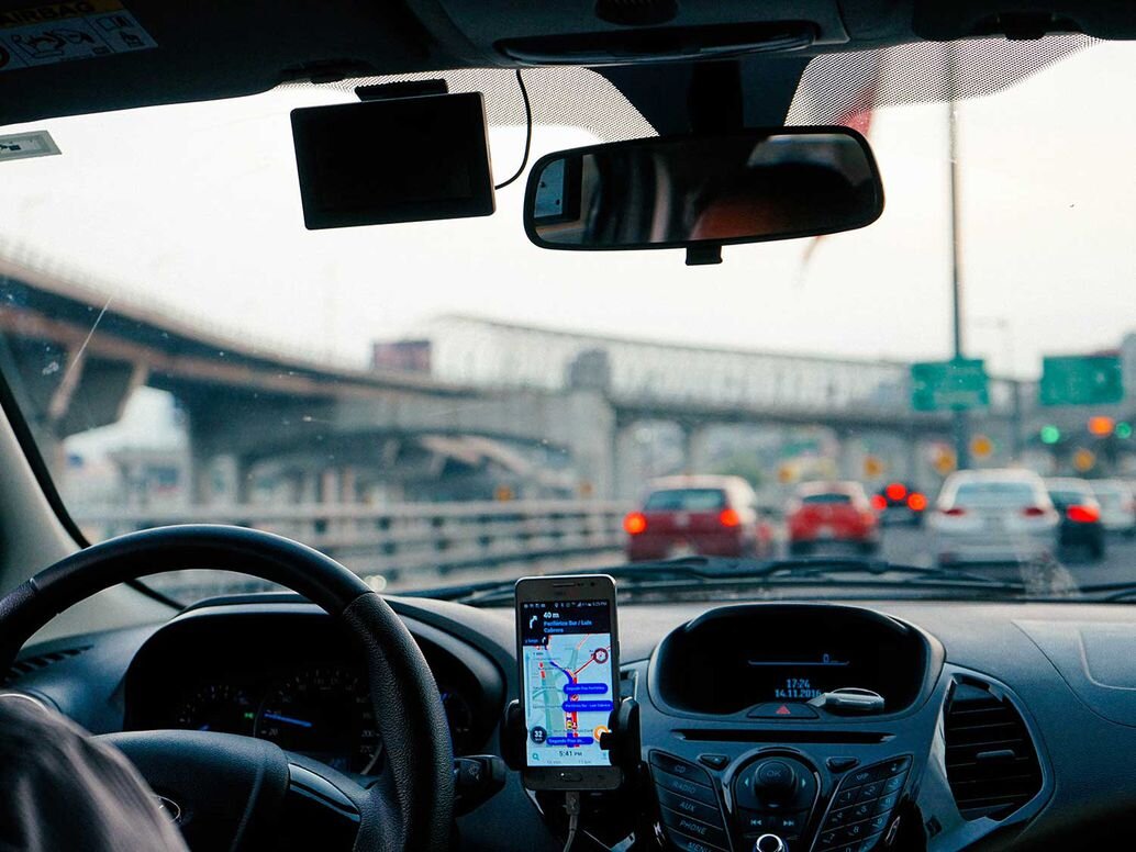 Невнимательные водители автомобилей - вот кто портит жизнь и нервы байкерам больше всего      Источник фото: motorcyclecruiser.com