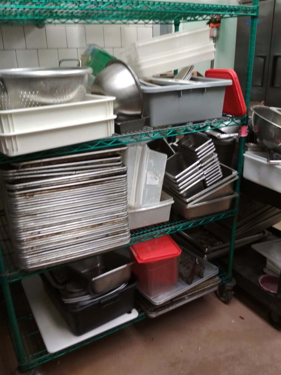 Посуда ждёт, что её помоют. Моё фото.