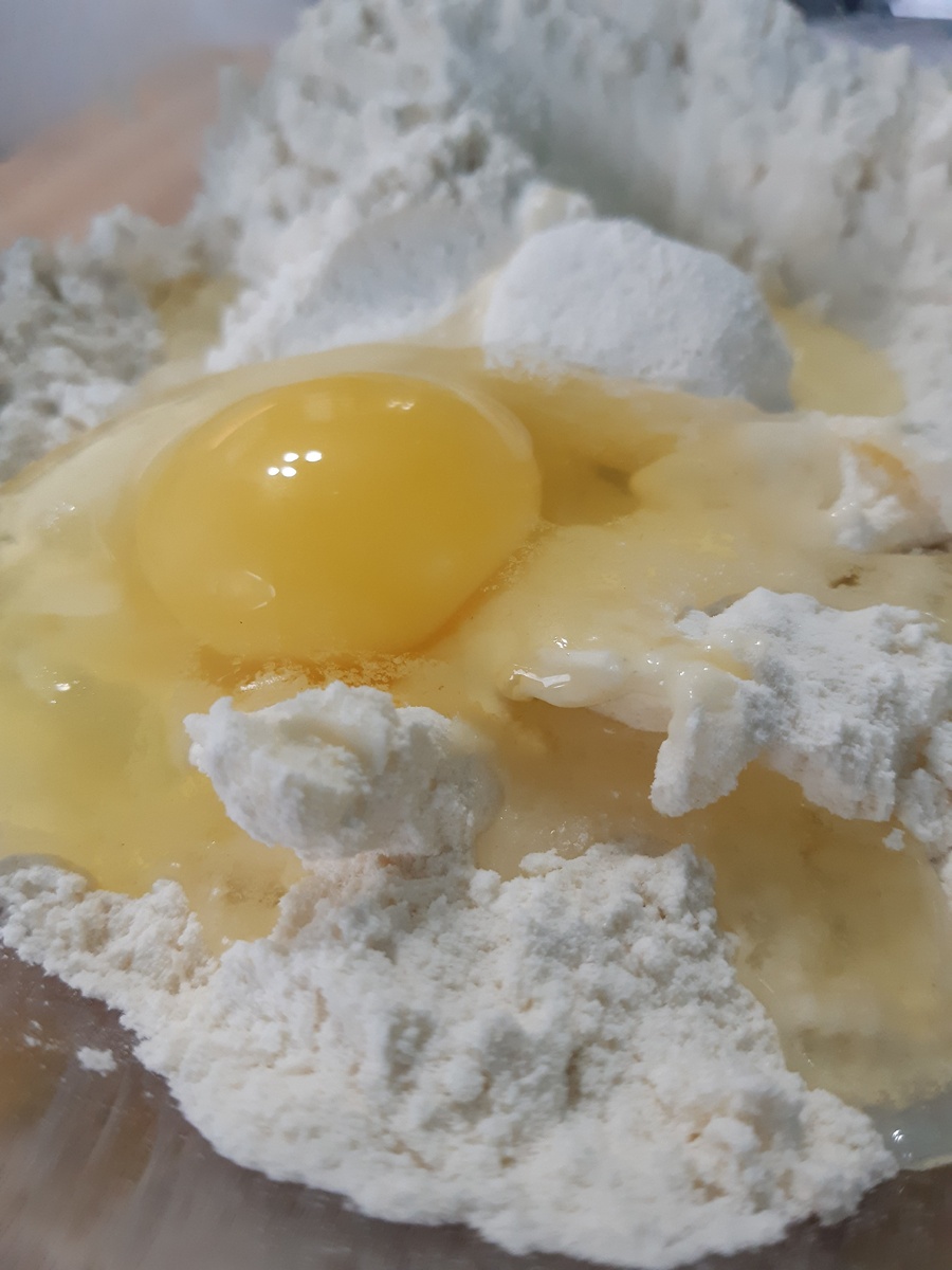 Смешиваем все ингредиенты для теста