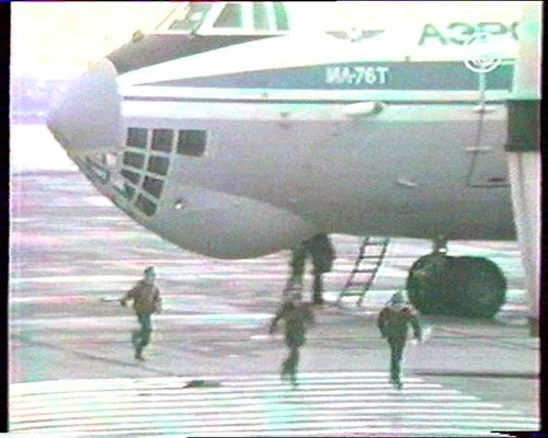 Первые дети из числа заложников бегут от «Ил-76»