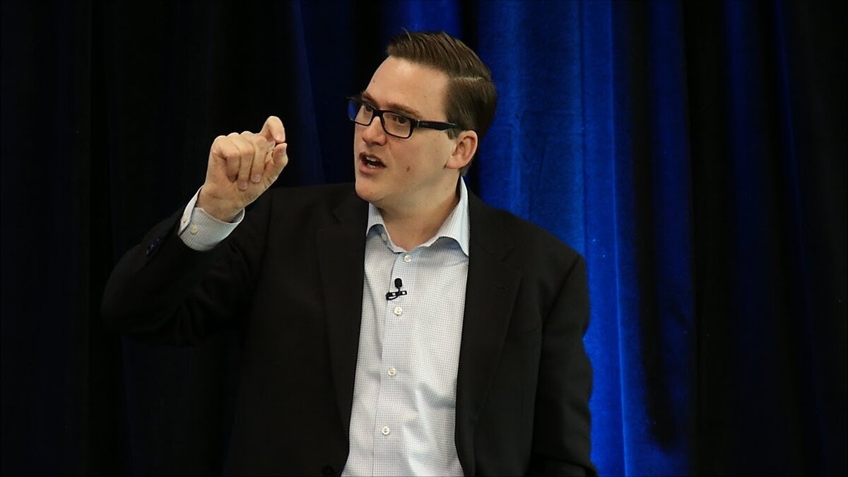 Знакомьтесь, Грег МакКеон, автор книг об эссенциализме и тот, кто привел меня в мир чек-листов. Они настолько круты, что с их помощью можно сделать то, что на первый взгляд кажется нереальным. Типа отправить парня на луну. 