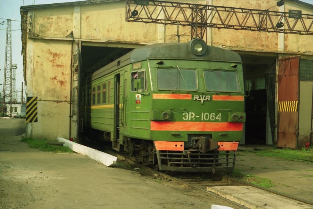 Головной вагон ЭР2-1064 в цехе МВПС локомотивного депо Тула. 1998 год. Хорошо заметна эмблема депо с гербом города. В то время она наносилась на все локомотивы и электропоезда депо.