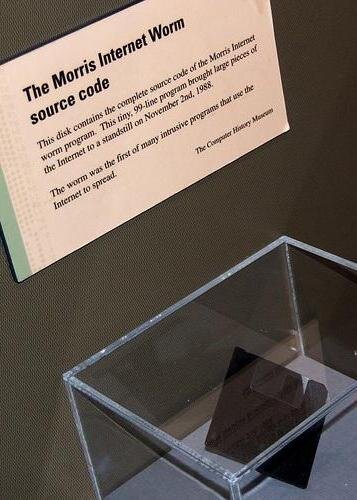 Дискета с исходным кодом червя Морриса. Хранится она в Музее компьютерной истории в городе Маунтин-Вью штат Калифорния
