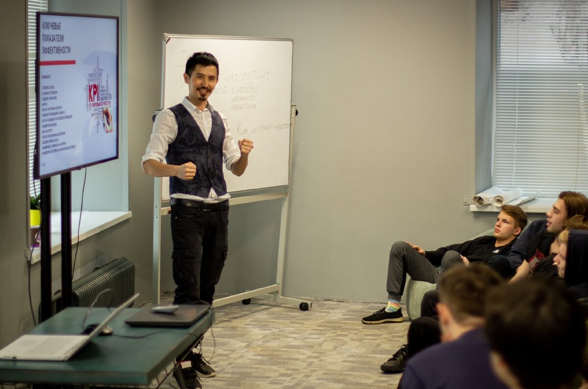 В гостях у IThub — эксперт Альфа-Банка Павел Ким с лекцией о цифровом маркетинге, март 2020 г. Понадобились и экран, и доска!