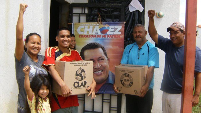 Семья с двумя коробками CLAP