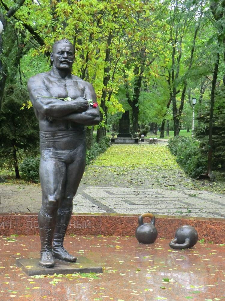 памятник ивану поддубному в ейске. иван максимович поддубный памятник в ейске. парк ивана поддубного в ейске. памятник ивану поддубному в ейске 2022. иван поддубный памятник.