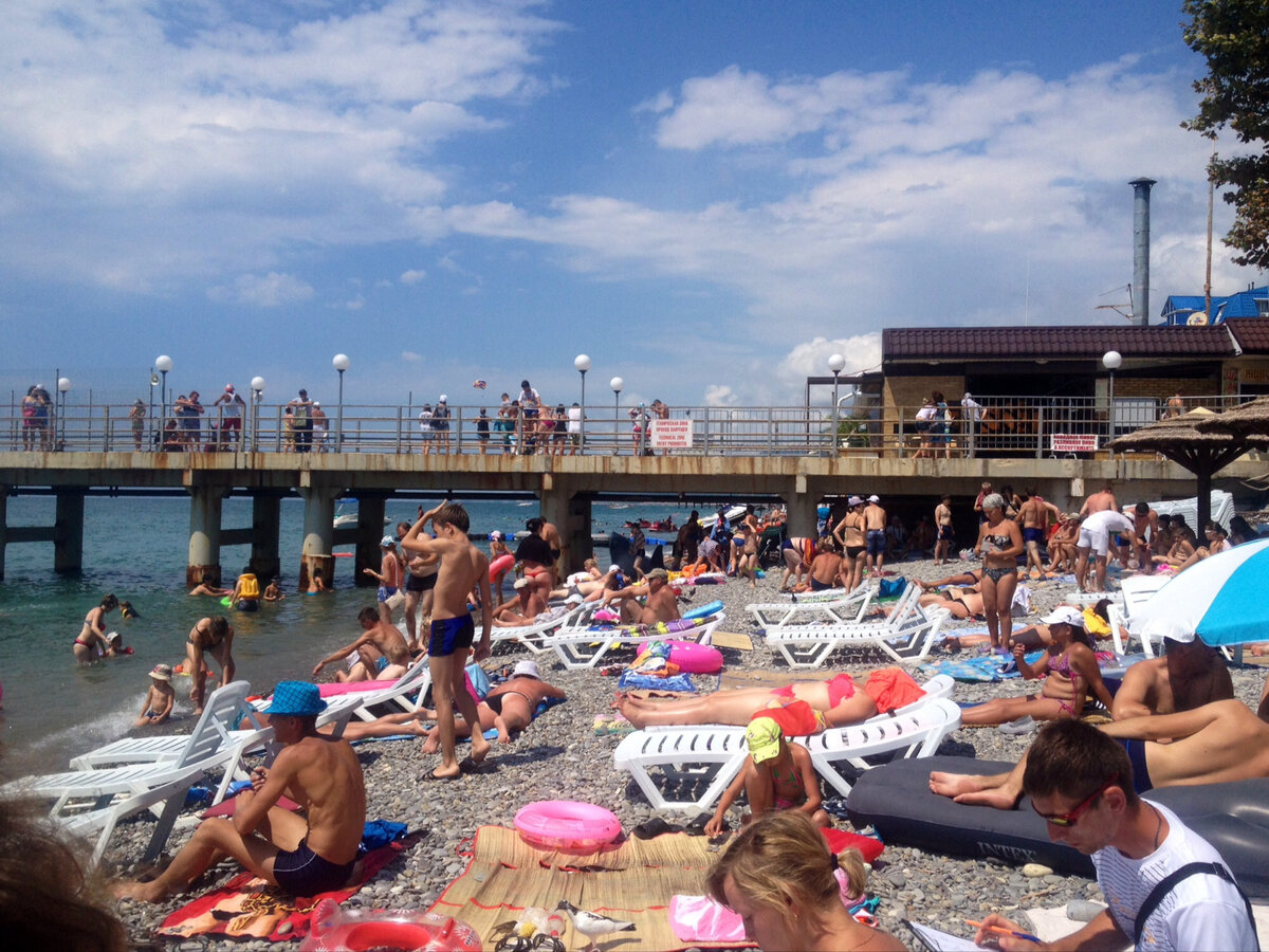 Пляж в Лазаревском, фото из Интернета