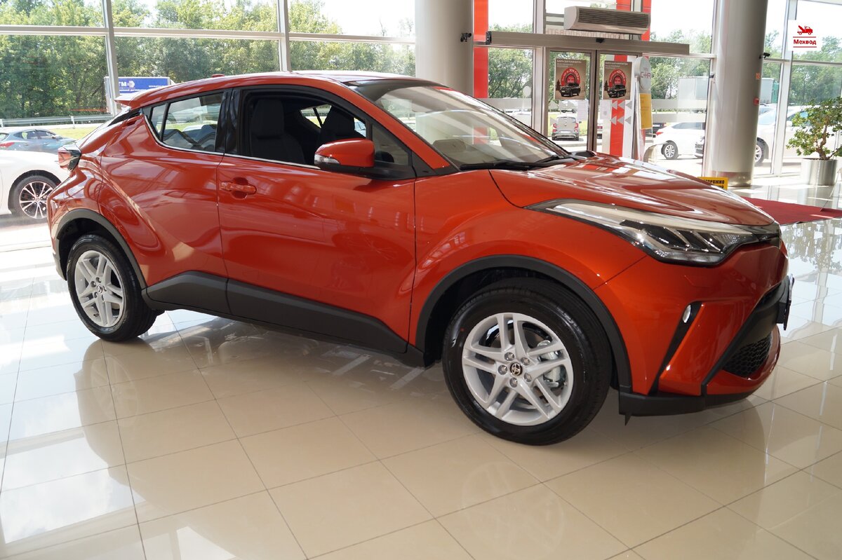 Автомобиль Toyota C-HR 2020 года выпуска, вид сбоку