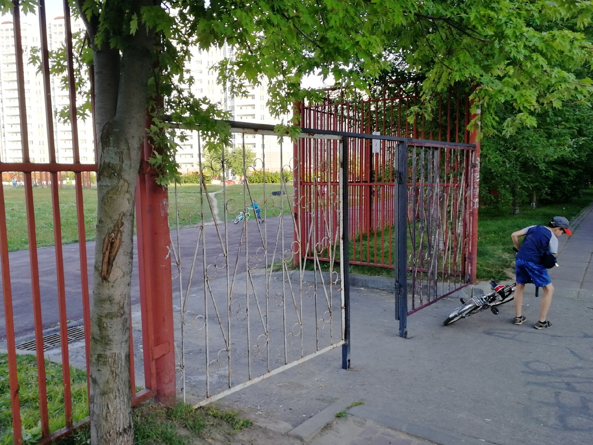 Еще вчера здесь был свободный проход.