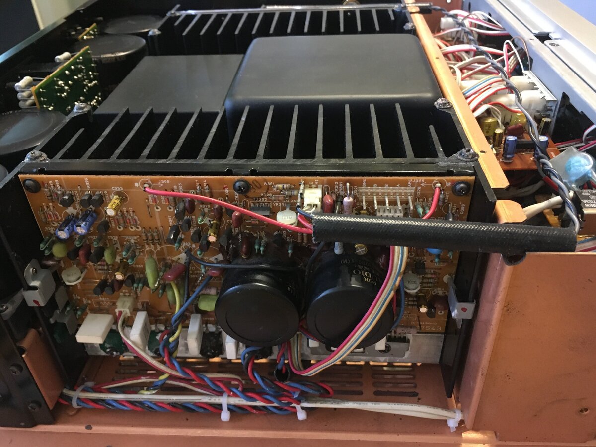 Yamaha A-2000a, вид изнутри 