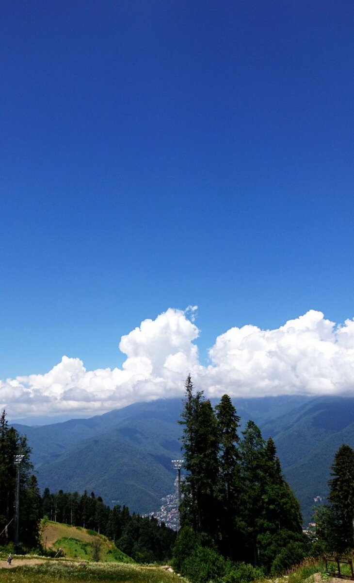 Вид на горы Кавказа с высоты более 1000 метров