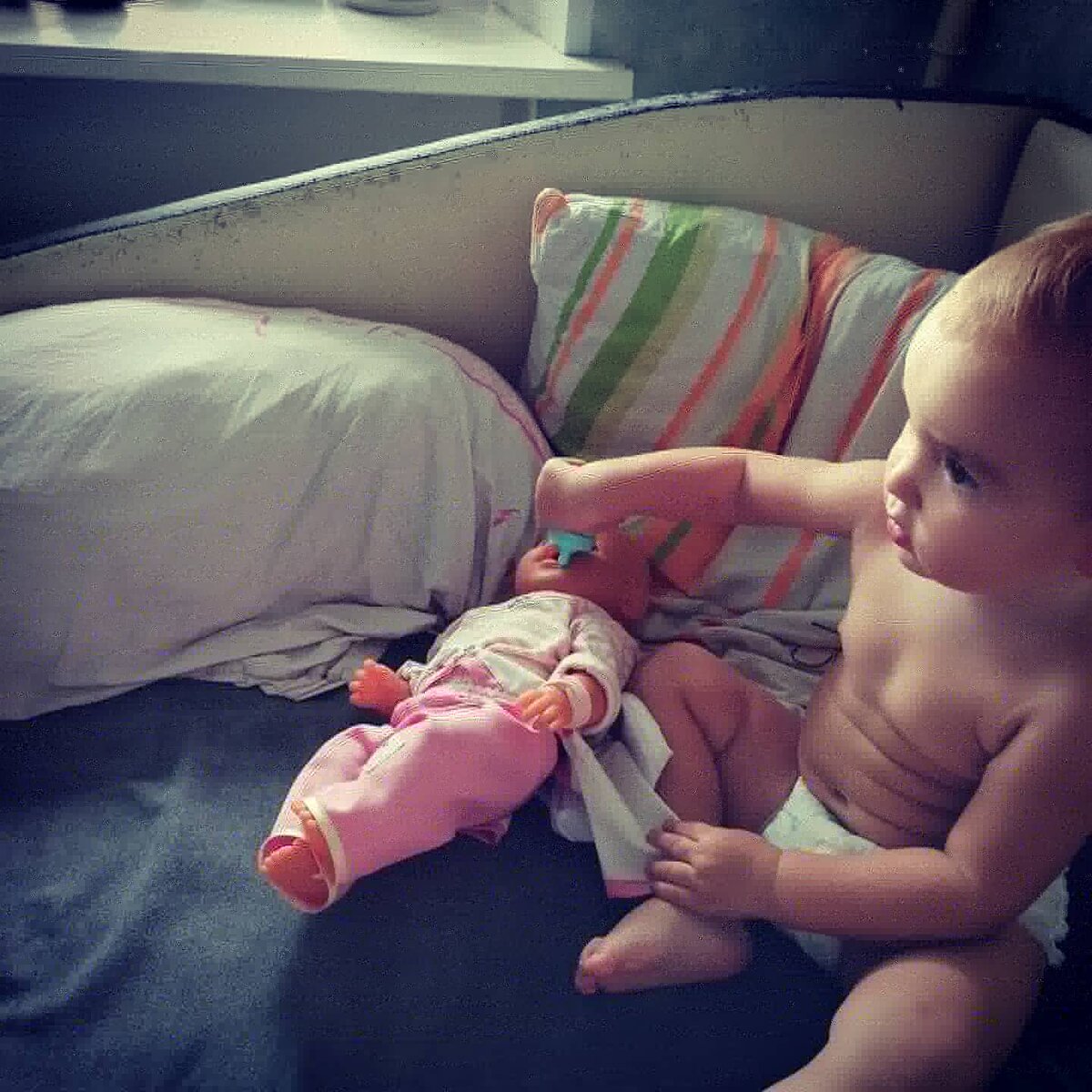 Заботливый отец , хоть и малыш )