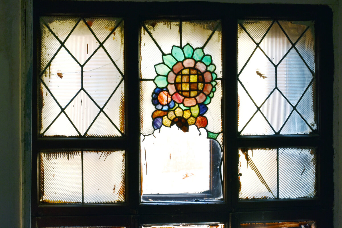 Витраж в Петербурге по адресу: Серпуховская ул., д. 19. Фото 2020