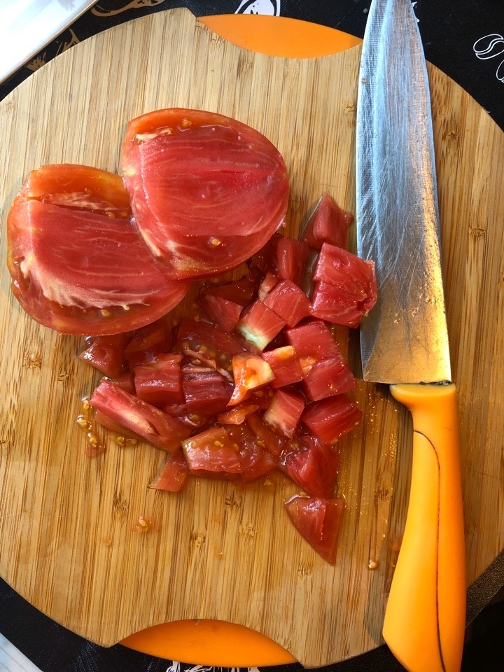 Нарезаем помидоры кубиками.