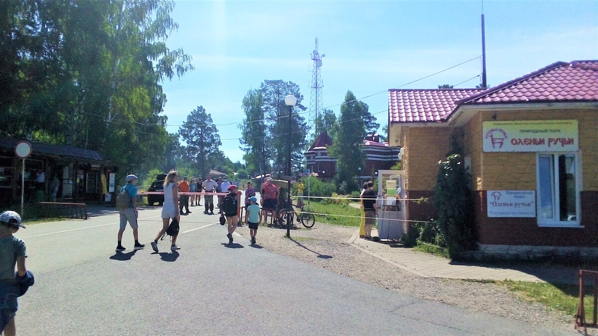 В природном парке - вход платный. Цена вопроса - 100 рублей с человека.