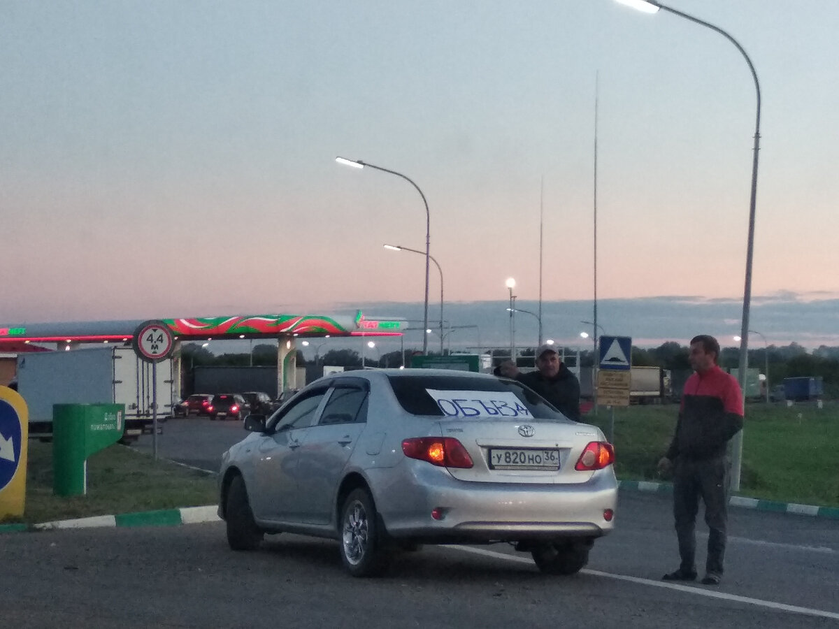 Не доезжая Камеск-Шахтинска, в районе Дячкино на обочине стоят деловары, которые предлагают объезд пробки за деньги. 