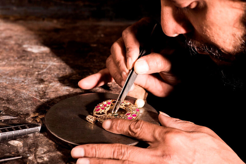 Профессия ювелир. Мигель асес серьги. Мигель ювелир. Профессия ювелир. Мастер ювелир.