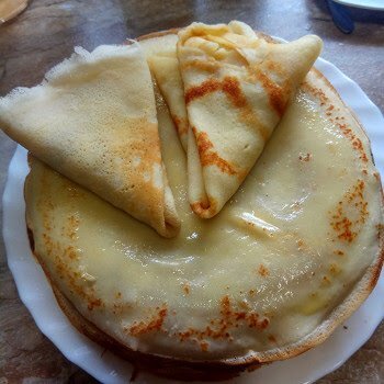 1. Налить в подходящую емкость молоко комнатной температуры, вбить туда яйца, добавить соль и сахар.
2. Постепенно подсыпать муку, при этом помешивая, чтобы не получалось комочков. Они все равно будут получаться, так что помешивать надо качественно. Довести до консистенции нежирной сметаны. Добавить разрыхлитель.
3. Все размешать, оставить на 15–20 минут и потом добавить растительное масло. Кстати, тесто для блинов можно оставить в холодильнике и приготовить блины позже. С ним ничего не случится.
4. На сильно раскаленную сковороду налить немного масла и жарить блины.