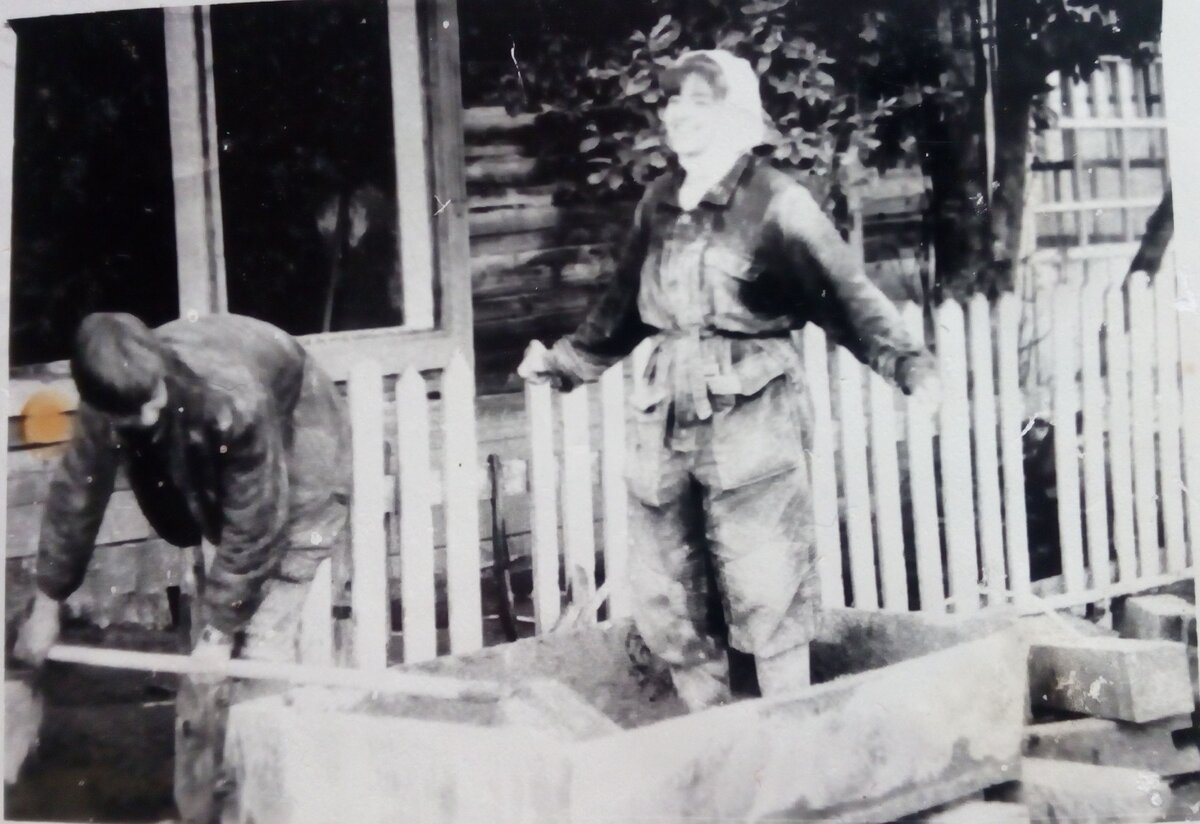 Альмяково. 1987 год. Готовим с Костиком раствор