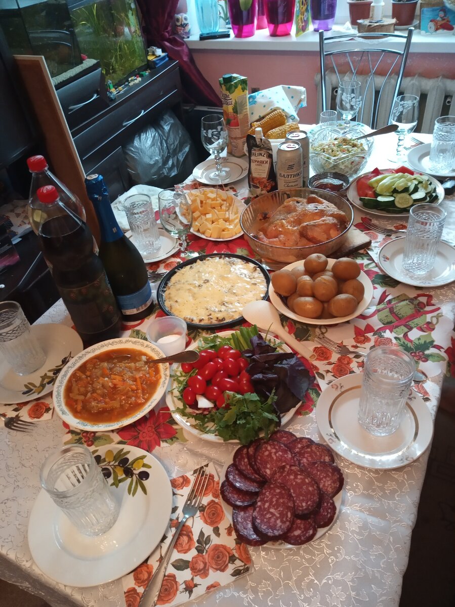 Фото автора. Скромное семейное застолье. Пока без сервиза Мадонна