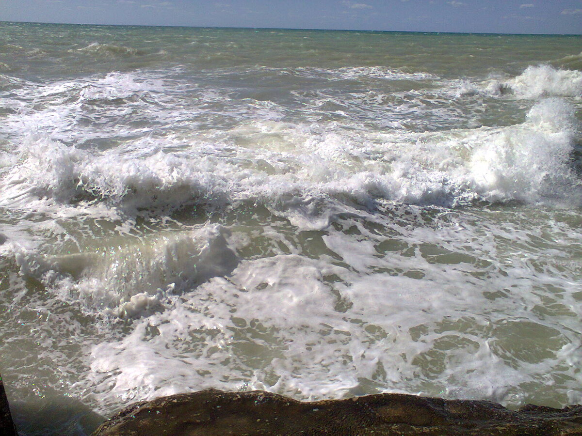 Фото автора.  Волны накатывают  на Каспии . 