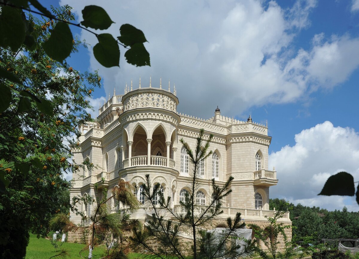 "Готическая вилла". Проект и строительство ООО "Роскошные дома". Московская обл.