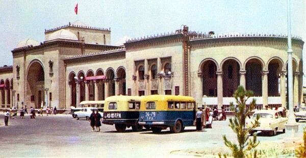 Железнодорожный вокзал Ашхабада где-то во второй половине ХХ века