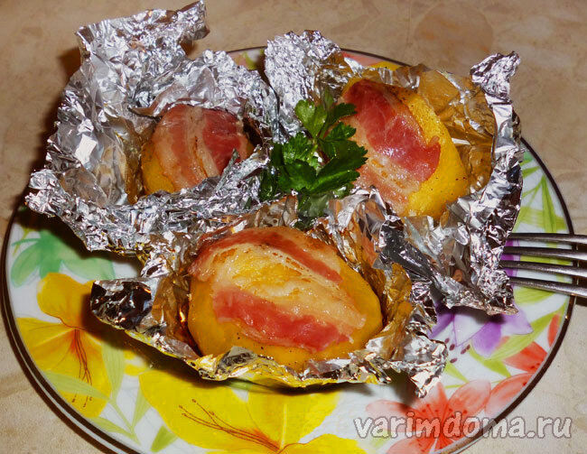 картофель с беконом в фольге в духовке. запекаем картошку фольга с беконом. картошка с беконом в фольге. картофель с беконом в фольге в духовке. запекаем картошку фольга с беконом.