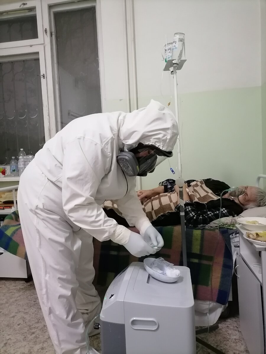 Вот такие космонавты нас лечили в красной зоне. Они в таких костюмах весь день.