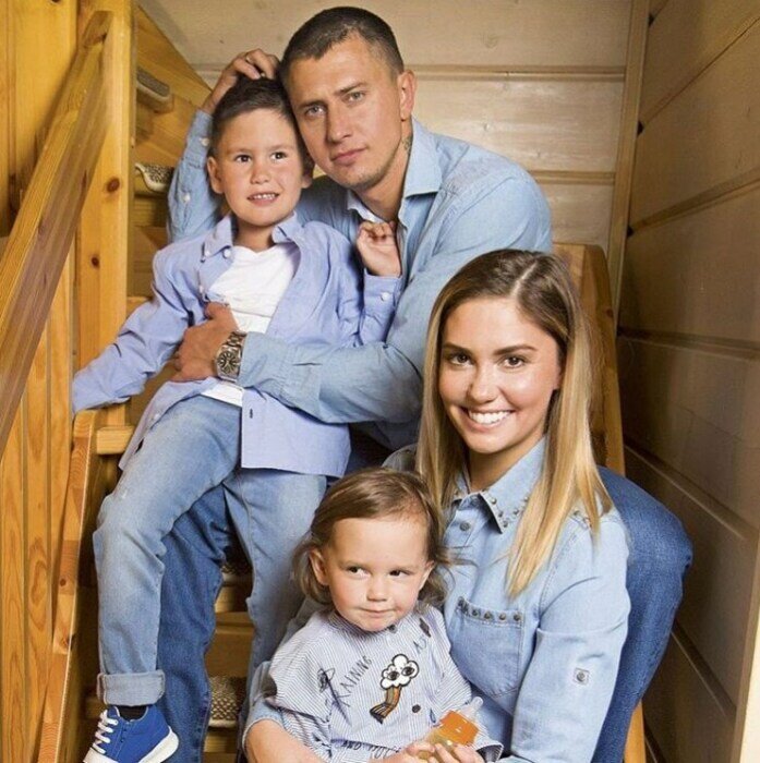 Агата Муцениеце и Павел Прилучный с детьми. / Фото: www.pinterest.ru