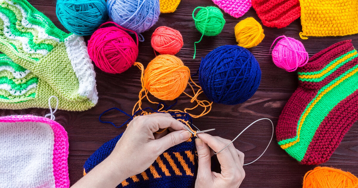 яркие вязаные вещи. клубок ниток. волшебная нить. кукла рукодельница. рарук радость рукоделия.