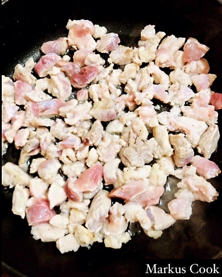 Начинаем обжаривать мясо