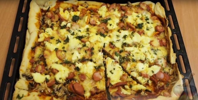 Рецепт самой вкусной домашней пиццы, которая готовится быстро и просто.Простой рецепт и минимум ингредиентов.
