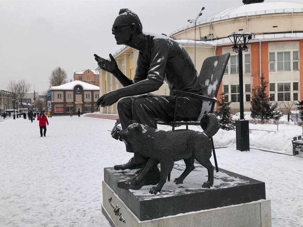 Гайдай свободный. Памятник Гайдаю в Иркутске. Памятник Леониду Гайдаю. Леонид Гайдай памятник в Иркутске. Иркутск памятник Леониду Гайдаю Никулину.