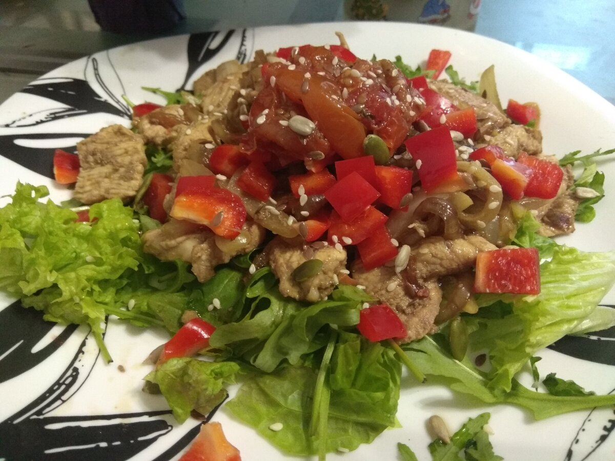 Рецепт салата с вялеными помидорами, курицей и луком