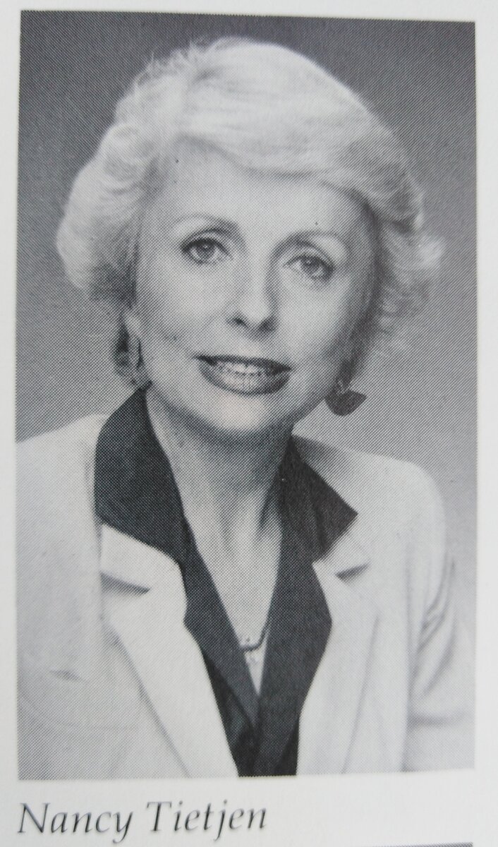 Фото Нэнси Тайтджен в первом издании автобиографии Мэри Кэй Эш "Мечты сбываются" (1981, США) 