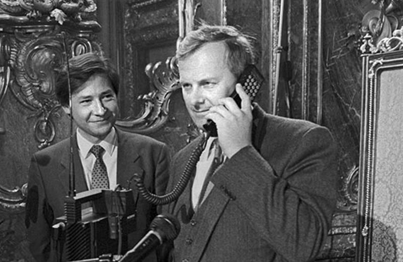 Рингтон первый. Анатолий Собчак 1991. Анатолий Собчак первый звонок. Анатолий Собчак первый звонок по сотовому телефону. Анатолий Собчак звонит