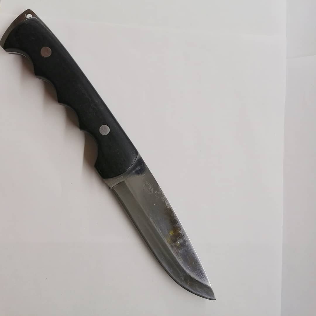 Вид справа ближе к рукоятке заметно овальное клеймо производителя Витязь ну и многочисленные пятна эксплуатации, не грязь ни разу)