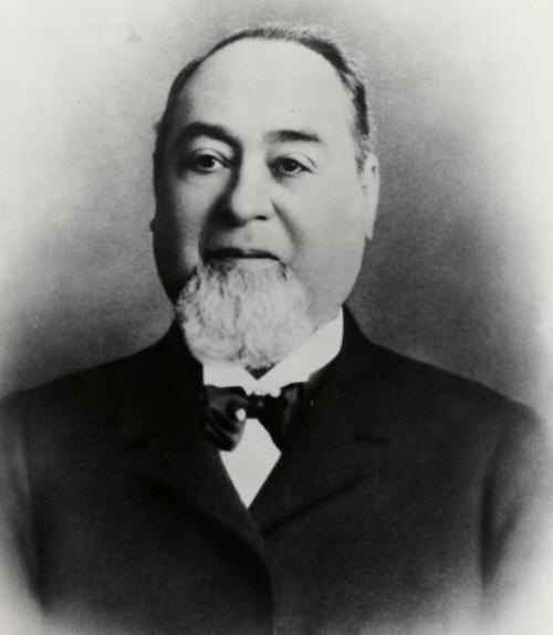 Основатель бренда Лёб Штраус родился 26 января 1829 года в коммуне Буттенхайм, расположенной в Баварии, Германия. Он был седьмым ребенком в семье Хирша Штрауса, имеющего еврейское происхождение, и немки Ребекки Хас.
