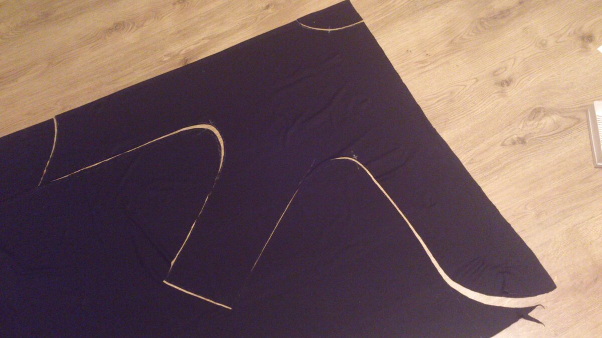 Раскрой. Ткань сложена пополам. Осталось наметить вырез плеча