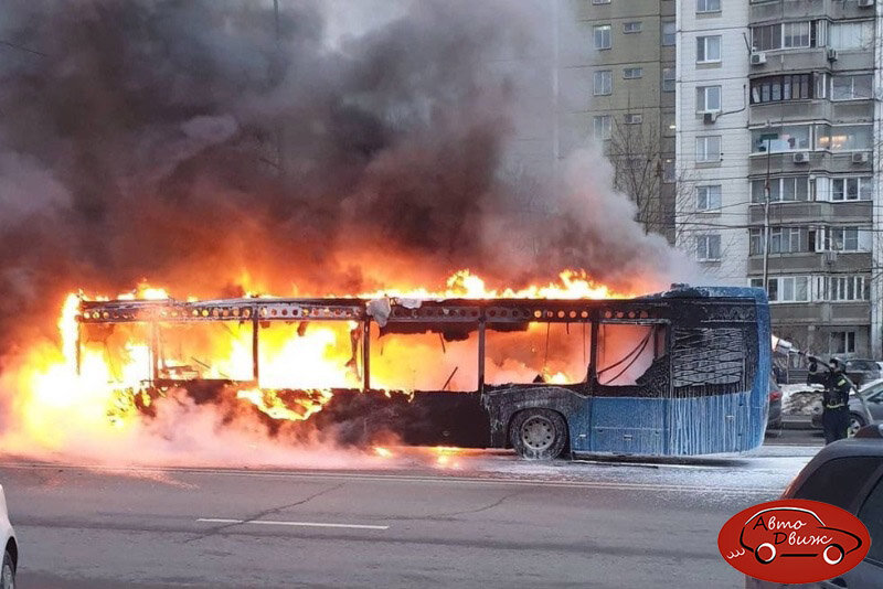 Масленица кудрово 2024. Сгорел автобус в Кудрово. В Петербурге загорелся автобус. Взрыв автобуса на Петрозаводской. Что горит в Кудрово.