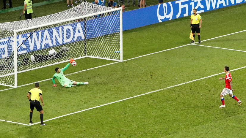 Федор Смолов не забивает пенальти в четвертьфинале ЧМ-2018.