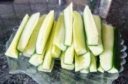 ШАГ 1:
Огурцы моем, разрезаем на дольки в виде соломки и пересыпаем солью.