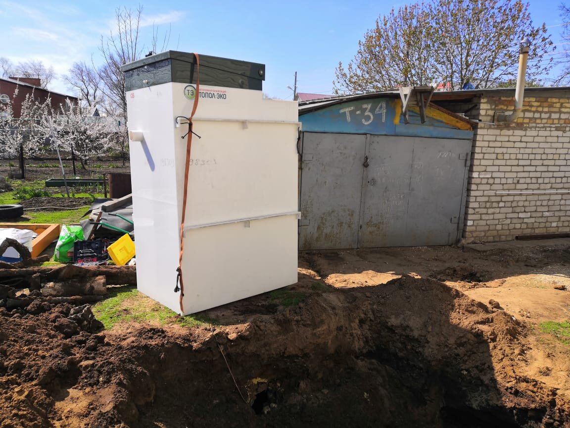 Белый патрубок приварен к станции на заводе.