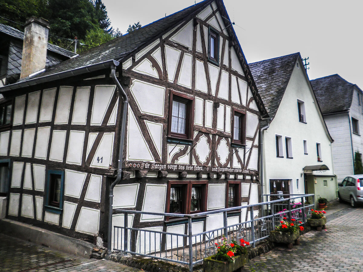 Бахарах - это цветы, виноградники и волшебные домики из сказок братьев Гримм.