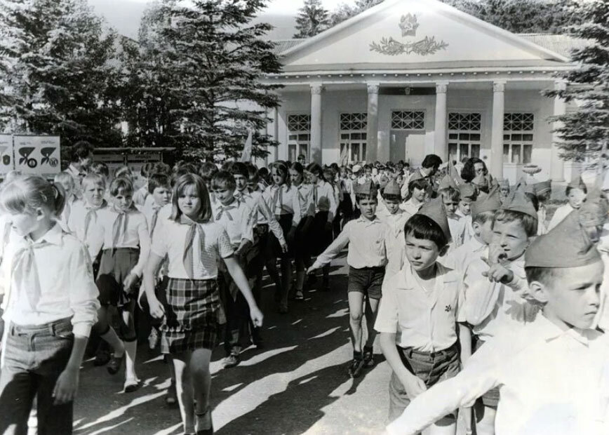 Сегодня многие дети едут на каникулах в летние лагеря. После чего пишут в мессенджерах своим родителям, что там плохие условия и требуют забрать их обратно в город. И в этом они далеко не оригинальны.-8